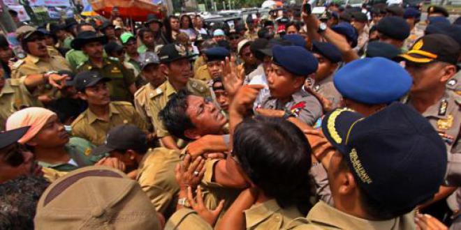 Ribuan orang demo DPR, Tol Dalam Kota ditutup