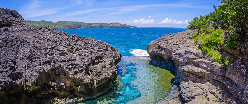 Angel's Billabong sendiri terbentuk dari tebing karang yang terbelah dan membentuk sungai besar dengan air yang sangat jernih di pulau bali