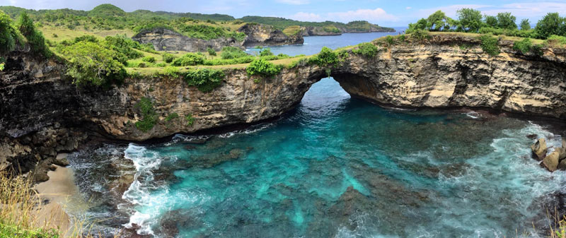 Broken Beach merupakan sebuah pulau yang terletak di ujung tenggara Pulau Bali